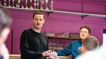 Devant le président Annet, David Vandenbroeck s’est présenté au groupe de l’UR Namur. ©ÉdA – Matthis Demoulin