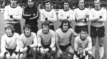 Jean Catinus, en haut, deuxième en partant de la droite, avec son brassard de capitaine de l'UR NAMUR, lors de la saison 72-73. ©EdA - 301065820292