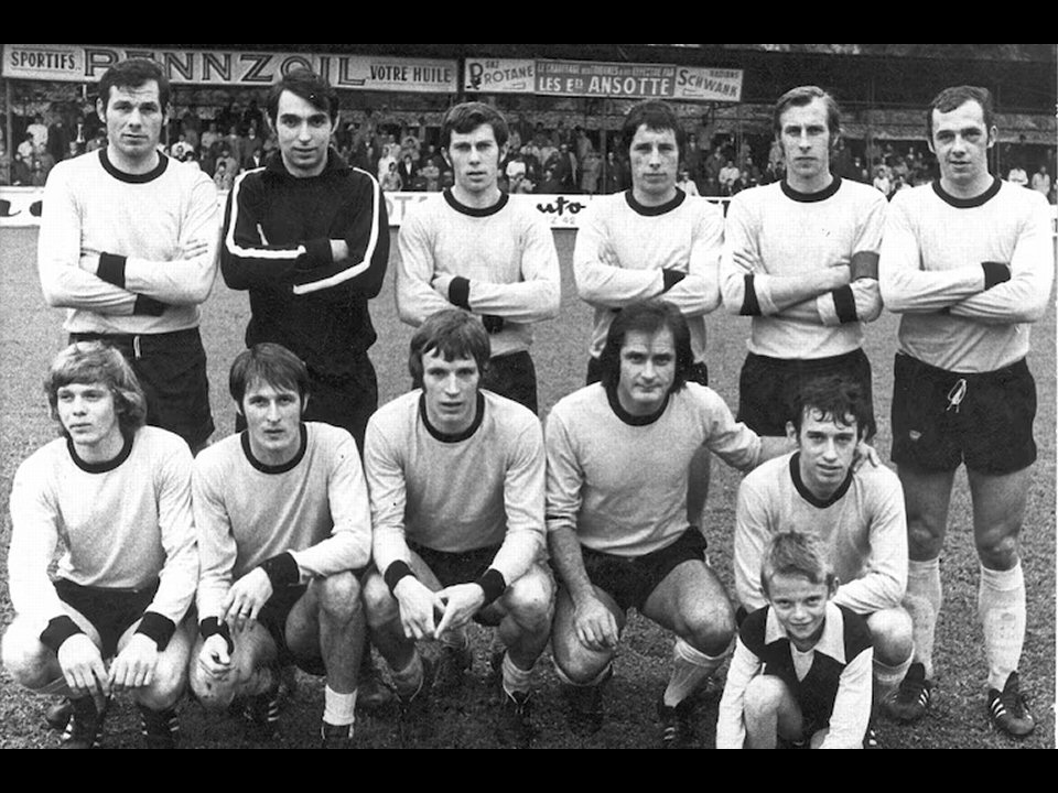 Jean Catinus, en haut, deuxième en partant de la droite, avec son brassard de capitaine de l'UR NAMUR, lors de la saison 72-73. ©EdA - 301065820292