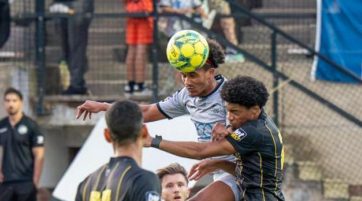 Kalala tente de gagner le duel aérien. - Oblik (Sud Presse)